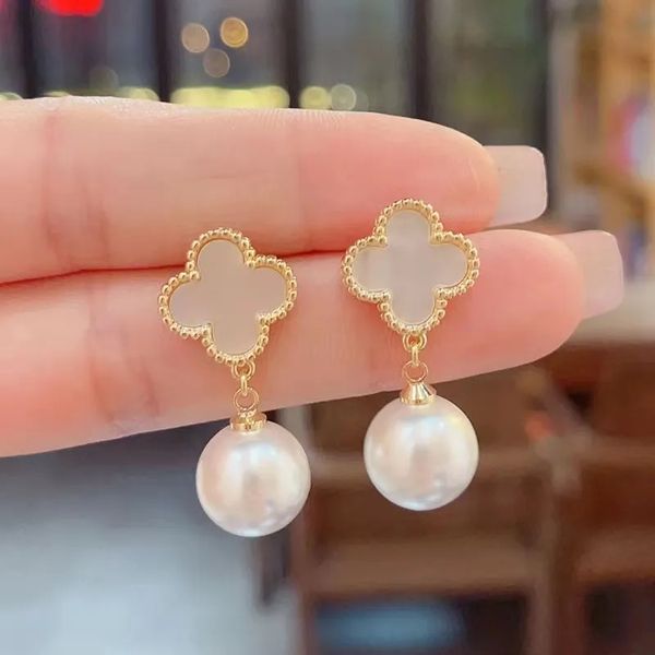 Designer Clover Earring Vintage Four Leaf Clover Charm Stud Earrings Back Mother-of-pearl Earrings Agate for Women Wedding Jewelry Gift
Designer Clover Earring Vintage Four Leaf Clover Charm Stud Earrings Back Mother-of-pearl Earrings Agate for Women Wedding Jewelry Gift