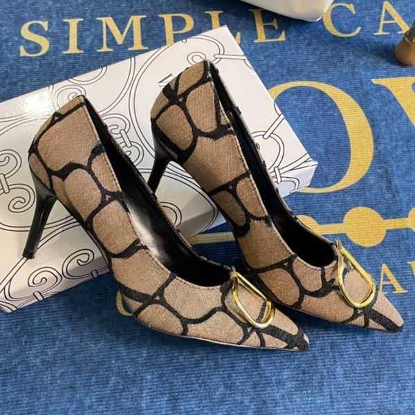 New fashion sandals luxury designer slippers genuine leather letter high heels outdoor anti slip beach shoes women's sexy banquet shoes pointed buckle shoes
New fashion sandals luxury designer slippers genuine leather letter high heels outdoor anti slip beach shoes women's sexy banquet shoes pointed buckle shoes