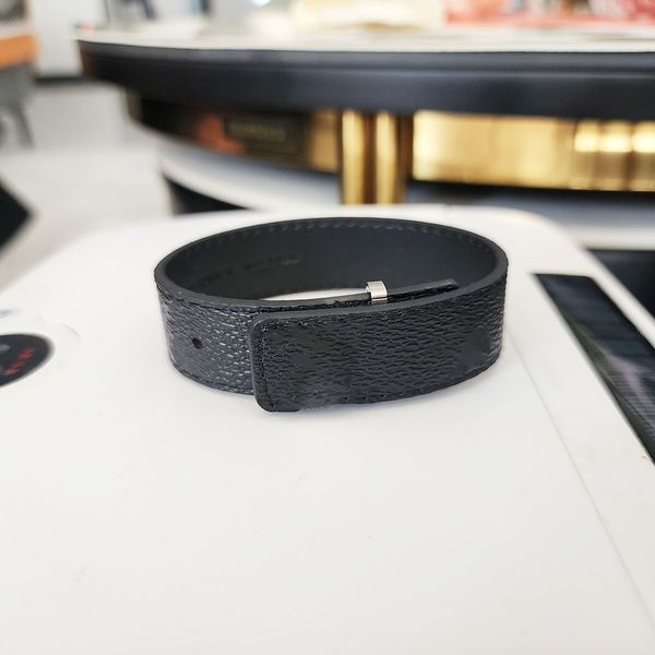 Brand desigher silm leather Bracelte Pattern Fashion leisure Jewelry temperament Women Aolly buckle Leather Unisex Couple Bracelets Tidal current with box
Brand desigher silm leather Bracelte Pattern Fashion leisure Jewelry temperament Women Aolly buckle Leather Unisex Couple Bracelets Tidal current with box