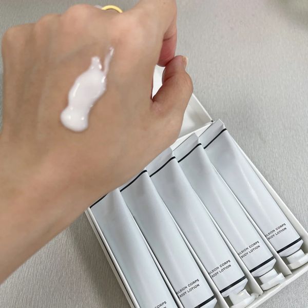 N5 Body Lotion 20ml 5pcs Set Lemulsion Corps Paris Brand No.5 Bodys Cream Skin Care Moisturizing Gel Gift Box Kit 5*0.7fl.oz High Quality Fast Free Shipping
N5 Body Lotion 20ml 5pcs Set Lemulsion Corps Paris Brand No.5 Bodys Cream Skin Care Moisturizing Gel Gift Box Kit 5*0.7fl.oz High Quality Fast Free Shipping