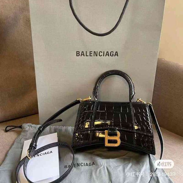 designer bag 2022 retro hourglass bag women genuine leather handbag b buckle shoulder bags versatile purses and handbag portable dumpling ba
designer bag 2022 retro hourglass bag women genuine leather handbag b buckle shoulder bags versatile purses and handbag portable dumpling ba