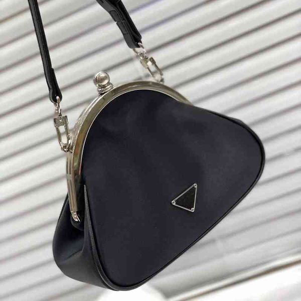 2022 new women's bag nylon cloth middle ancient frog mouth vintage triangle label clip hand dinner bag
2022 new women's bag nylon cloth middle ancient frog mouth vintage triangle label clip hand dinner bag