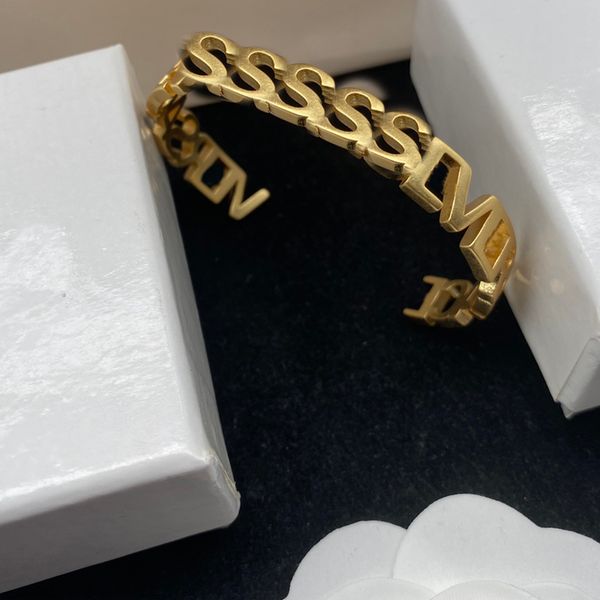 fashion letter bangle designer bracelet for mens women hollow out gold love bracelets v men gifts womens luxury jewelry with box 2022, Black
fashion letter bangle designer bracelet for mens women hollow out gold love bracelets v men gifts womens luxury jewelry with box 2022, Black