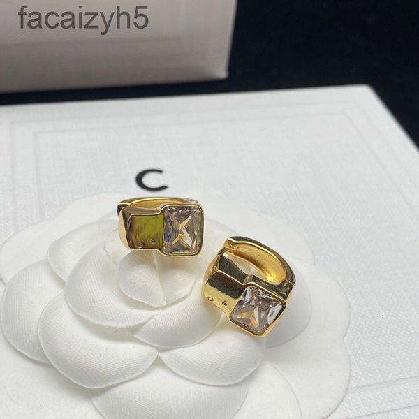 charm designer saijia's new geometric c-shaped single diamond earrings are simple light and luxurious personalized gold earringsojye, Golden
charm designer saijia's new geometric c-shaped single diamond earrings are simple light and luxurious personalized gold earringsojye, Golden