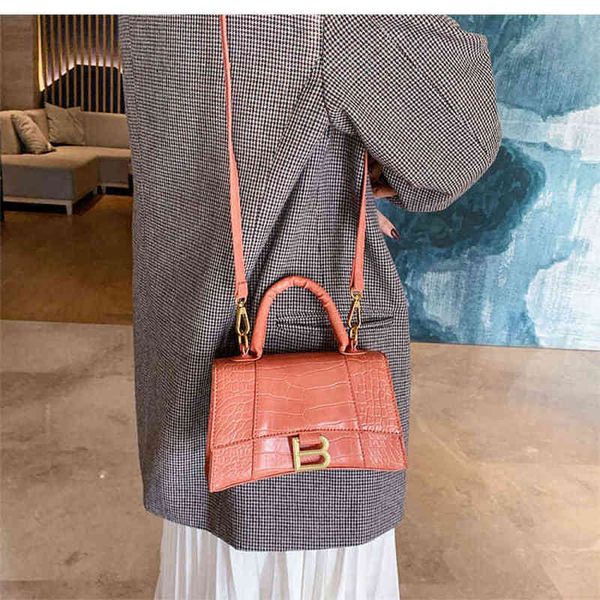 designer bag 2022 retro hourglass bag women genuine leather handbag b buckle shoulder bags versatile purses and handbag portable dumpling ba
designer bag 2022 retro hourglass bag women genuine leather handbag b buckle shoulder bags versatile purses and handbag portable dumpling ba