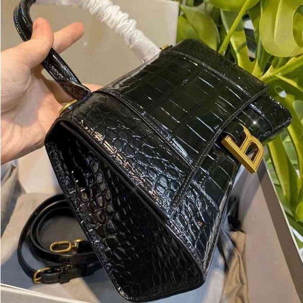 designer bag 2022 retro hourglass bag women genuine leather handbag b buckle shoulder bags versatile purses and handbag portable dumpling ba
designer bag 2022 retro hourglass bag women genuine leather handbag b buckle shoulder bags versatile purses and handbag portable dumpling ba