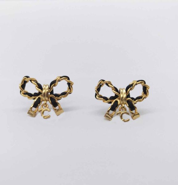 2022 charm knot shape stud earring with black genuine leather have box stamp ps7004a, Golden
2022 charm knot shape stud earring with black genuine leather have box stamp ps7004a, Golden