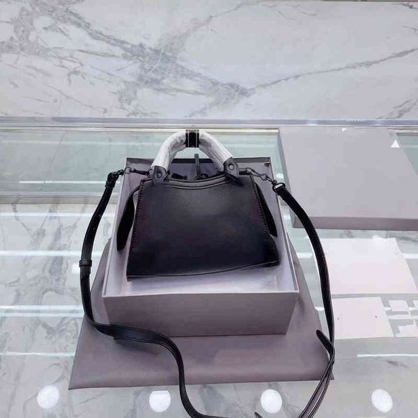 cross body bag brand b women's 2022 autumn winter crocodile pattern new fashion hand street trend motorcycle bag leisure single shoulde
cross body bag brand b women's 2022 autumn winter crocodile pattern new fashion hand street trend motorcycle bag leisure single shoulde