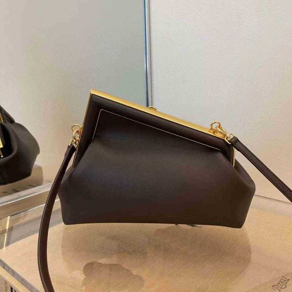 2023 new star same leather clip bag handbag diagonal shoulder magnetic buckle chain
2023 new star same leather clip bag handbag diagonal shoulder magnetic buckle chain