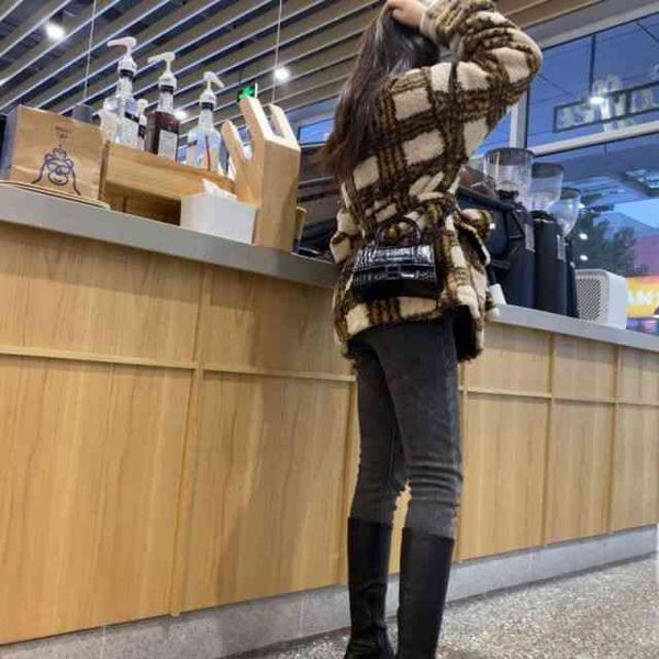 woman's handbag baleciga's designer bags brand counter new net red b bag leather women's crocodile b-shaped hourglass single
woman's handbag baleciga's designer bags brand counter new net red b bag leather women's crocodile b-shaped hourglass single