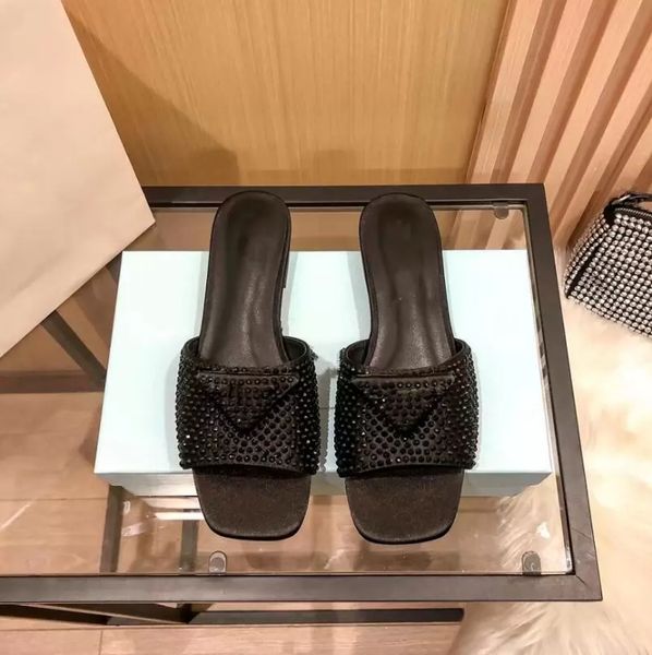 Flat Designer Rhinestone Bottom Slippers Sandals Fashion Outdoor Leisure Luxury Slipper Leather Lining Dinner Wedding Sandbeach Sandal
Flat Designer Rhinestone Bottom Slippers Sandals Fashion Outdoor Leisure Luxury Slipper Leather Lining Dinner Wedding Sandbeach Sandal