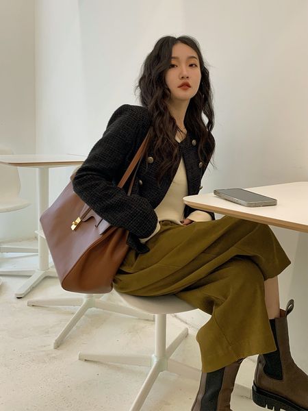 chan women's brand jacket 2022 new autumn winter western suit jacket classic brand logo tweed coat cardigan designer high-grade spring, Black;brown
chan women's brand jacket 2022 new autumn winter western suit jacket classic brand logo tweed coat cardigan designer high-grade spring, Black;brown