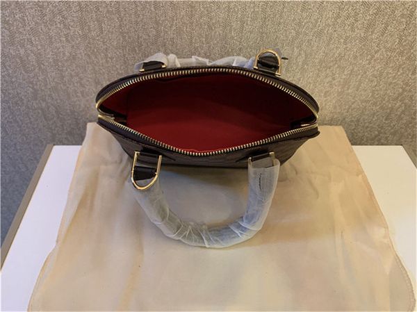 handbags shoulder bags messenger bags flap totes chain straps hardware portrait fashion leather
handbags shoulder bags messenger bags flap totes chain straps hardware portrait fashion leather