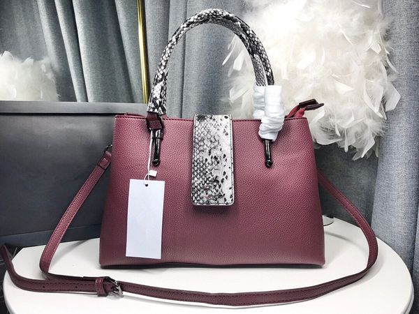 women's fashion bag handbag large capacity handmade genuine leather fabric temperament style cell phone bag fine workmanship
women's fashion bag handbag large capacity handmade genuine leather fabric temperament style cell phone bag fine workmanship