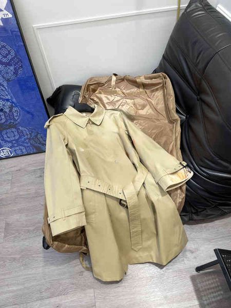 brand women's trench coats b home 2022 autumn winter new letter printed trench coat classic british style high quality, Tan;black
brand women's trench coats b home 2022 autumn winter new letter printed trench coat classic british style high quality, Tan;black