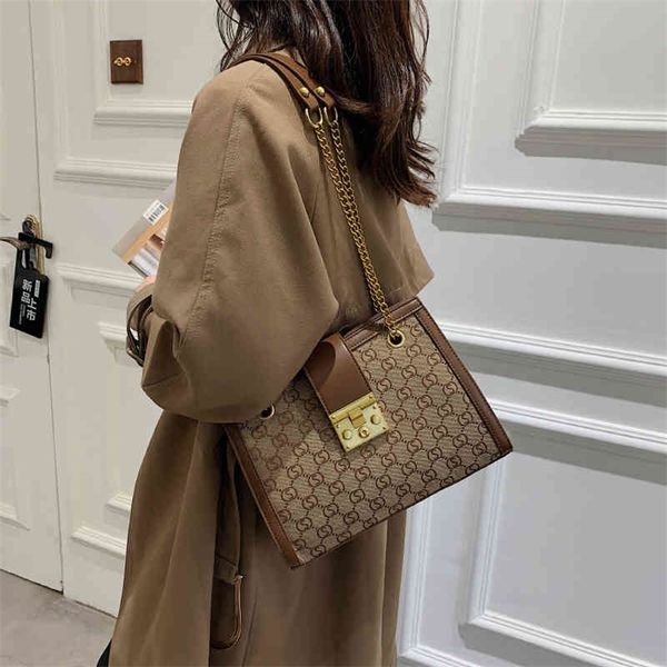 capacity letter tote large bag women's autumn and winter new printed single shoulder fashion chain handbag
capacity letter tote large bag women's autumn and winter new printed single shoulder fashion chain handbag