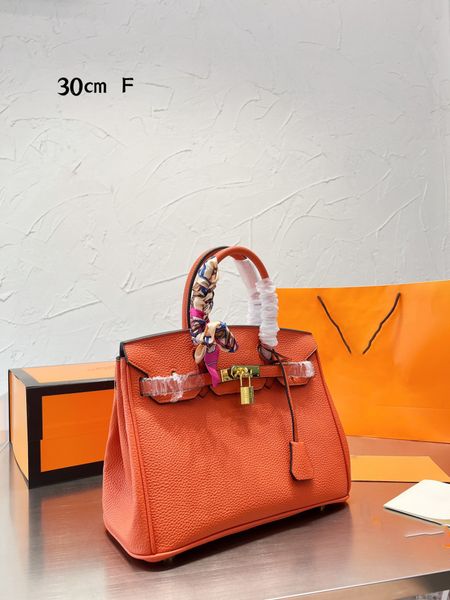 designers shoulder bag luxurious tote purse famous handbag message bags cluth classic genuine leather crossbody gift box 30cm fashion scarf
designers shoulder bag luxurious tote purse famous handbag message bags cluth classic genuine leather crossbody gift box 30cm fashion scarf