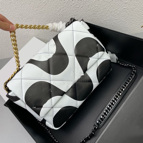 25cm genuine leather womens shoulder bag geometric wave pattern printed stitching chain handbag two-color luxury designers ladies 19 series
25cm genuine leather womens shoulder bag geometric wave pattern printed stitching chain handbag two-color luxury designers ladies 19 series