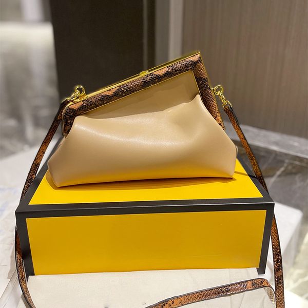 2021 wholesale dinner clip bag designer fashion ladies messenger leather retro urban style street party clutch luxury totes one shoulder
2021 wholesale dinner clip bag designer fashion ladies messenger leather retro urban style street party clutch luxury totes one shoulder