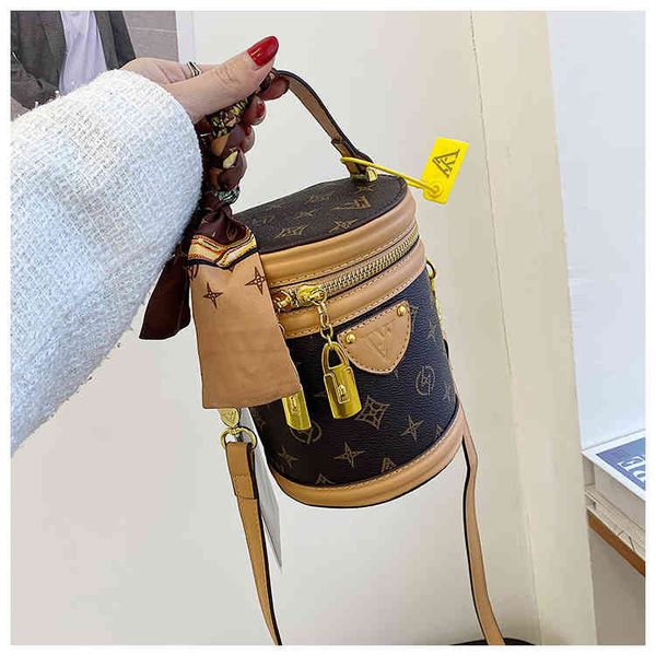 messenger bags bucket bag female 2022 new pu flower hand-held sling shoulder diagonal small cylinder handbags
messenger bags bucket bag female 2022 new pu flower hand-held sling shoulder diagonal small cylinder handbags