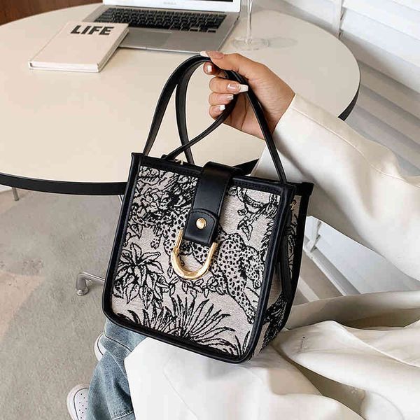 messenger bags canvas flower fabric trend tote bag 2022 new style messenger bag printed jungle animal picture handbags
messenger bags canvas flower fabric trend tote bag 2022 new style messenger bag printed jungle animal picture handbags