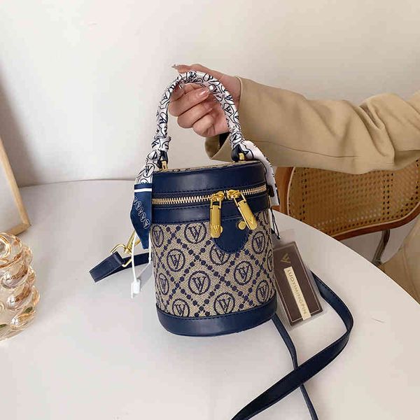 messenger bags style cylinder bag 2022 new silk scarf decoration women's sling shoulder portable messenger bucket bag handbags
messenger bags style cylinder bag 2022 new silk scarf decoration women's sling shoulder portable messenger bucket bag handbags