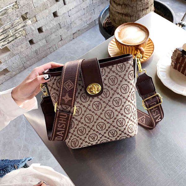 messenger bags summer new bag women's sling shoulder bag style texture design wide shoulder strap bucket handbags
messenger bags summer new bag women's sling shoulder bag style texture design wide shoulder strap bucket handbags