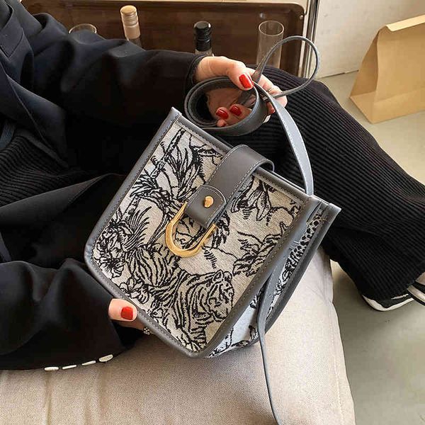 bags canvas flower fabric trend tote bag 2022 new style messenger bag printed jungle animal picture purses
bags canvas flower fabric trend tote bag 2022 new style messenger bag printed jungle animal picture purses