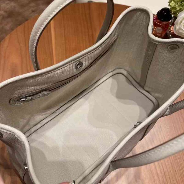original edition tote bag hemees designer bags garden party 30cm hand sewn negonde leather 8l glacier white fashion brand single s
original edition tote bag hemees designer bags garden party 30cm hand sewn negonde leather 8l glacier white fashion brand single s