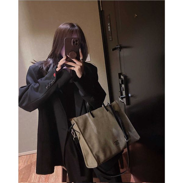 korean-style designer bags tote carries a high-capacity female 2022 new ins one-shoulder diagonal straddle commuter briefcase
korean-style designer bags tote carries a high-capacity female 2022 new ins one-shoulder diagonal straddle commuter briefcase