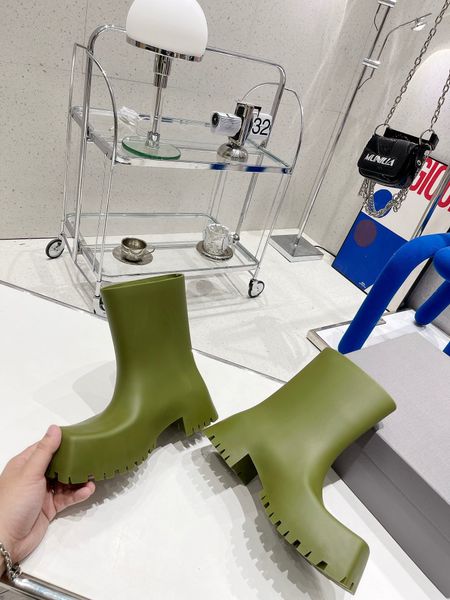 2022 new square thick soled rain boots surface frosted matte texture increased 6 cm with a box dust bag, Black
2022 new square thick soled rain boots surface frosted matte texture increased 6 cm with a box dust bag, Black
