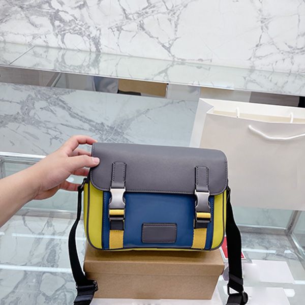 luxurys designers men's postman bag vintage shoulder messenger bag metal buckle letter c totes crossbody bag
luxurys designers men's postman bag vintage shoulder messenger bag metal buckle letter c totes crossbody bag