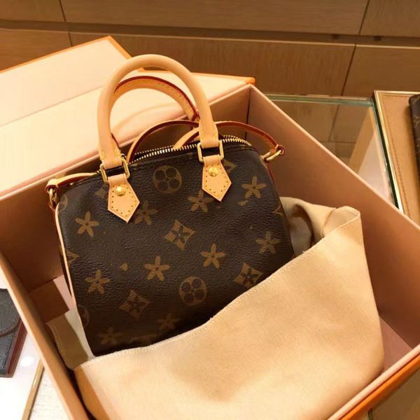 2023 one-shoulder messenger bag new female designer classic fashion leather boston women's bag all-match pillow bag
2023 one-shoulder messenger bag new female designer classic fashion leather boston women's bag all-match pillow bag