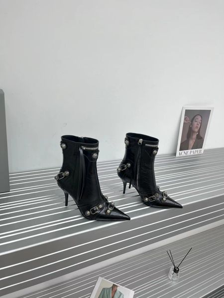 evening bags boots 2022 cagole new metal nail motorcycle boot liudin prong side zipper not pick leg type 35-41, Black
evening bags boots 2022 cagole new metal nail motorcycle boot liudin prong side zipper not pick leg type 35-41, Black