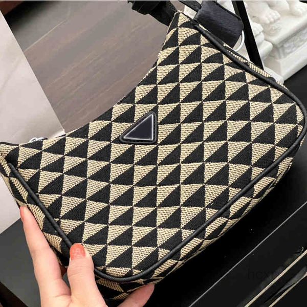 luxury designers handbag shoulder bags underarm triangle print handbags leather designer brand crossover women tote bag factory direct sale
luxury designers handbag shoulder bags underarm triangle print handbags leather designer brand crossover women tote bag factory direct sale