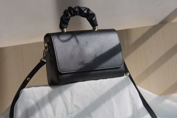 2022 classic original luxury designer bags purse twist and twisty handbag leather shoulder bag crossbodys handbags pochette water ripple 503
2022 classic original luxury designer bags purse twist and twisty handbag leather shoulder bag crossbodys handbags pochette water ripple 503