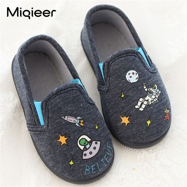 slipper boys child home slippers autumn cotton soft anti skid cloud astronaut pattern outdoor walking shoes kids baby indoor slippers 220902, Black;grey
slipper boys child home slippers autumn cotton soft anti skid cloud astronaut pattern outdoor walking shoes kids baby indoor slippers 220902, Black;grey