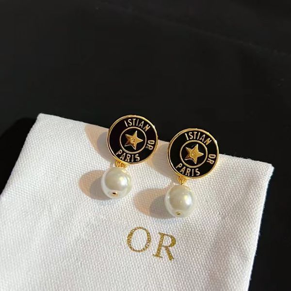 designers luxury earrings solid color stud letters with pearls design women earrings valentine's day gift fashion temperament jewelry g, Golden;silver
designers luxury earrings solid color stud letters with pearls design women earrings valentine's day gift fashion temperament jewelry g, Golden;silver