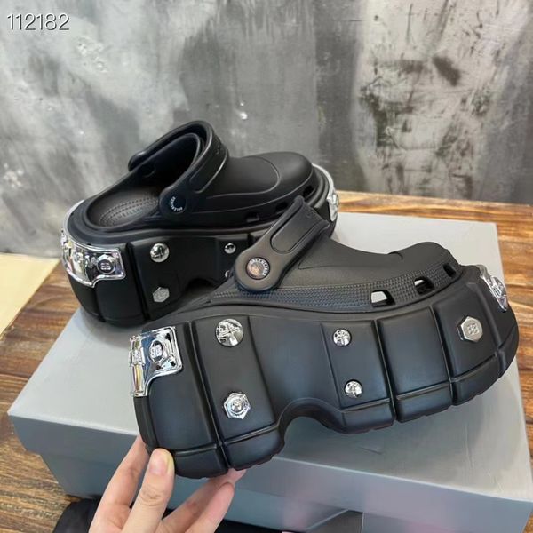 black rubber slipper style sandal has a box dust bag on the round head. 35-44 couples
black rubber slipper style sandal has a box dust bag on the round head. 35-44 couples
