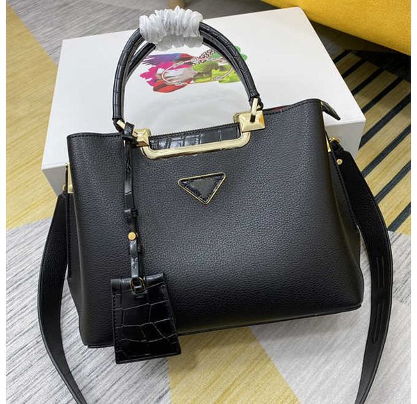 a quality new women the tote bags cowhide totes shopping bag handbag high hobo fashion large beach luxury designer travel crossbody shoulder
a quality new women the tote bags cowhide totes shopping bag handbag high hobo fashion large beach luxury designer travel crossbody shoulder