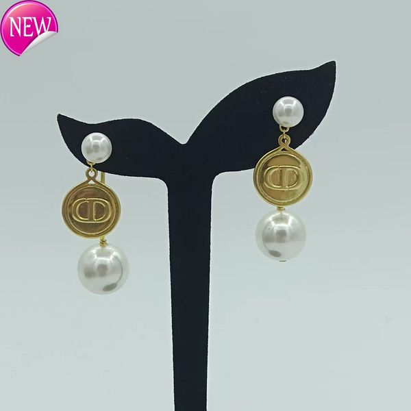 luxury brand design earrings family d / 's new pearl female letters small fragrance light celebrities the same temperament, Golden;silver
luxury brand design earrings family d / 's new pearl female letters small fragrance light celebrities the same temperament, Golden;silver