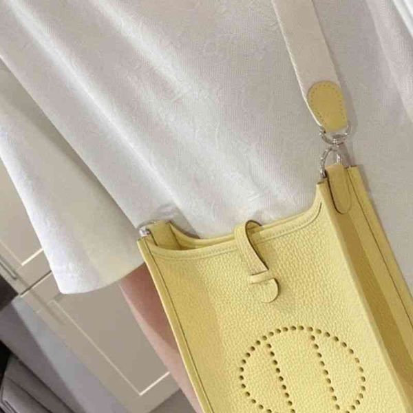 2022 new hollow out bucket bag leather evelynnnlitchi pattern leather women's bag single shoulder messenger mobile phone bag
2022 new hollow out bucket bag leather evelynnnlitchi pattern leather women's bag single shoulder messenger mobile phone bag
