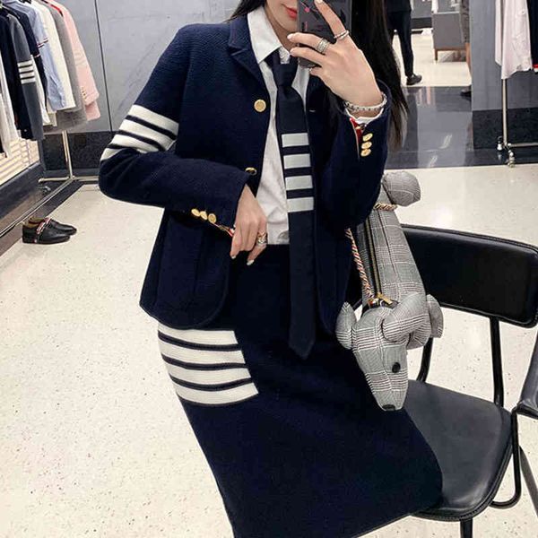 women's jackets autumn and winter college style color matching four bar knitted cardigan coat half body bag hip skirt set, Black;brown
women's jackets autumn and winter college style color matching four bar knitted cardigan coat half body bag hip skirt set, Black;brown