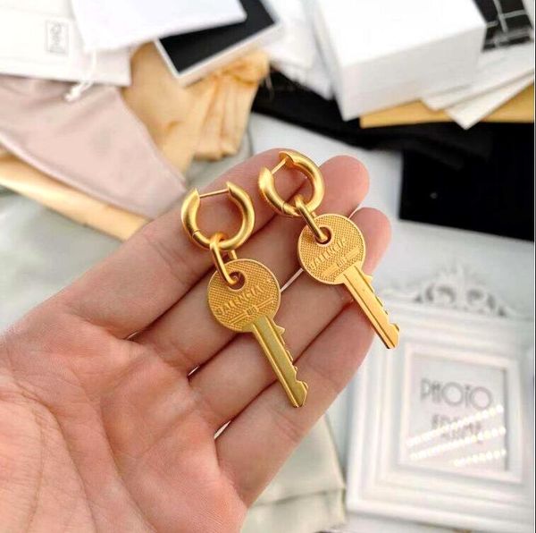 fashion new designed stud b-coin key earrings in silver brass gold plating women men earrings studs hoops designer jewelry e55, Golden;silver
fashion new designed stud b-coin key earrings in silver brass gold plating women men earrings studs hoops designer jewelry e55, Golden;silver