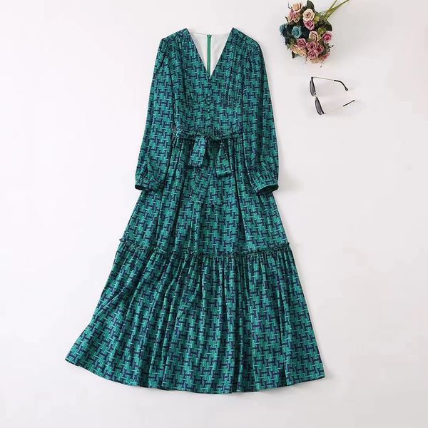 new european and american women's wear for winter 2022 long sleeve v neck green letter print fashion pleated dress, Black;gray
new european and american women's wear for winter 2022 long sleeve v neck green letter print fashion pleated dress, Black;gray