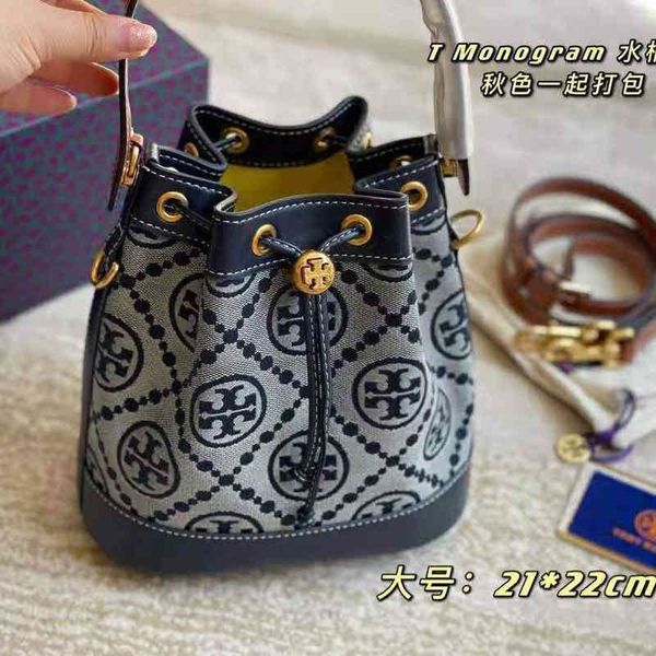bags crossbody torysburchs designer handbags korean edition 2022 little red book printed leather bucket portable single shoulder diagonal fe
bags crossbody torysburchs designer handbags korean edition 2022 little red book printed leather bucket portable single shoulder diagonal fe