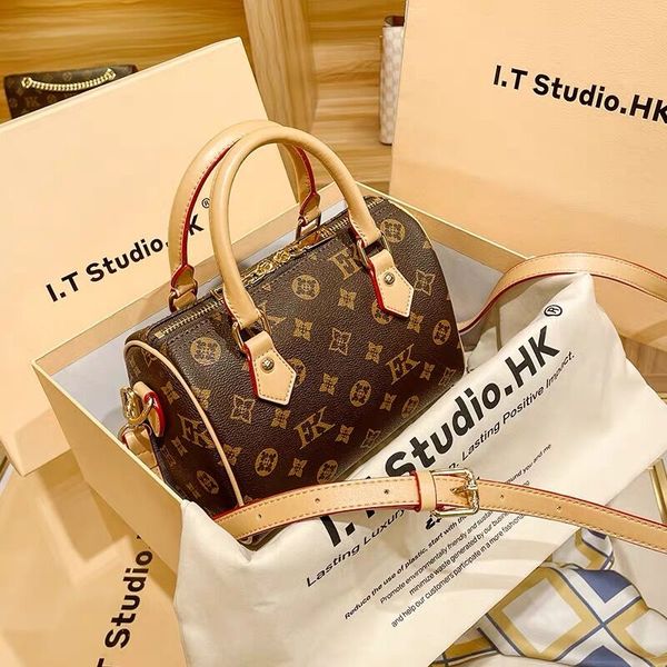 crossbody gradient pillow bag tote by the pool shoulder bags casual trend retro style metallic texture four seasons shopping handbag women l
crossbody gradient pillow bag tote by the pool shoulder bags casual trend retro style metallic texture four seasons shopping handbag women l