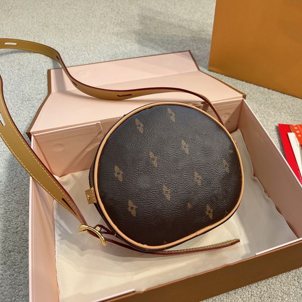 boite chapeau souple pm small soft cake bag italy natural cowhide trim double zipper design arc side buckle internal flat pocket canvas mess
boite chapeau souple pm small soft cake bag italy natural cowhide trim double zipper design arc side buckle internal flat pocket canvas mess