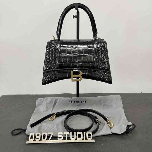 designer bags sense shoulderbag balenciga crocodile leather black gold buckle hourglass handbag texture luxury bag new style high quality
designer bags sense shoulderbag balenciga crocodile leather black gold buckle hourglass handbag texture luxury bag new style high quality