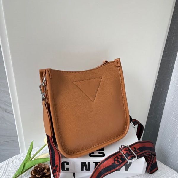 brand latest 23ss women's day packs genuine leather shoulder bags for grils high capacity handbag black brown khaki 4222
brand latest 23ss women's day packs genuine leather shoulder bags for grils high capacity handbag black brown khaki 4222